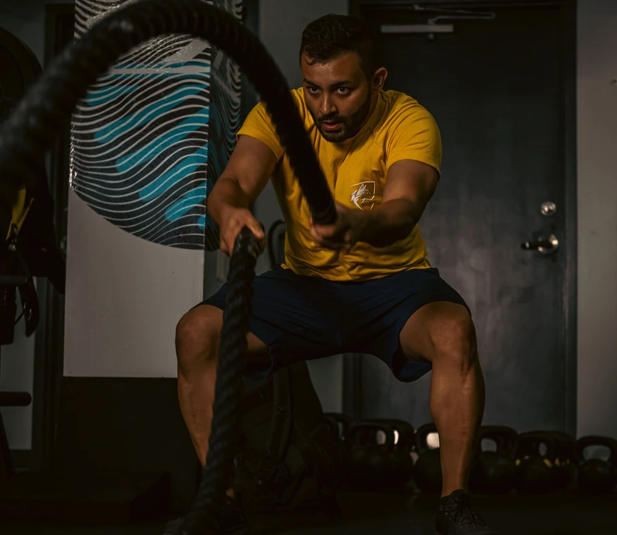 Foto ilustrativa de treino funcional com cordas para Cross Training