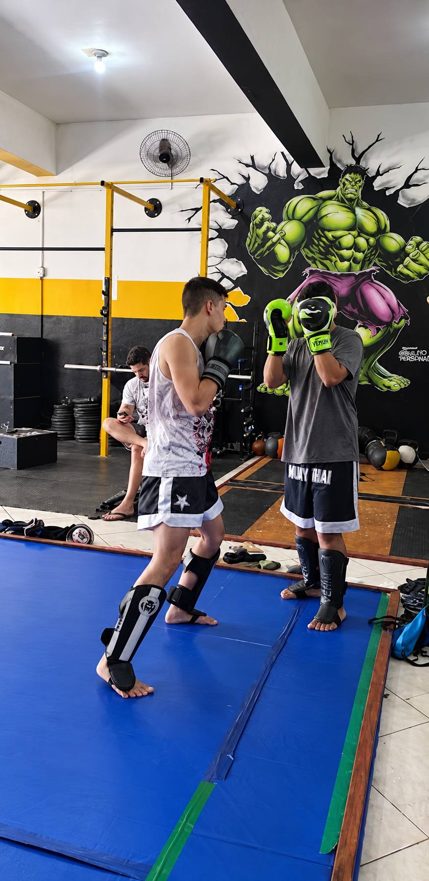Dois alunos praticando Muay Thai no CTSL